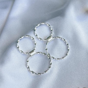 BRINCO PENDURADO 2 AROS REDONDOS TORCIDOS B. PRATA