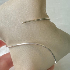 BRACELETE ABERTO PONTA RETA E PONTA TORTA PRATA