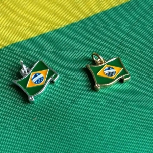 PINGENTE BANDEIRA BRASIL RESINA B. OURO