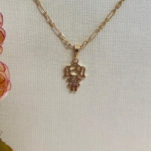 PINGENTE MENINA 5 ZIRCONIAS B. OURO