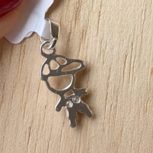 PINGENTE MENINO BONÉ 2 ZIRCONIAS B. PRATA