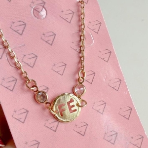 PULSEIRA MEDALHA REDONDA FÉ E 2 ZIRCONIAS B. OURO
