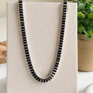 CHOKER RIVIERA PEDRAS QUADRADAS PRETAS B. PRATA