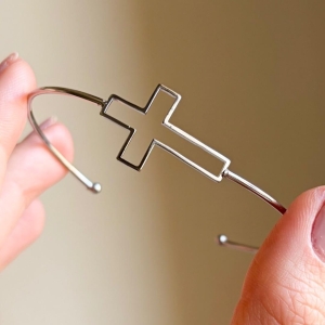 BRACELETE ABERTO CRUZ VAZADA AÇO