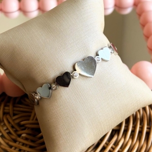 BRACELETE AÇO CORAÇÕES LISOS E PEDRAS