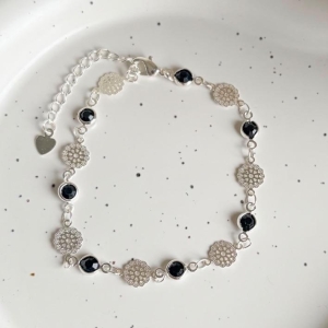 PULSEIRA MEDALHAS FLORES E PEDRAS PRETAS B. PRATA