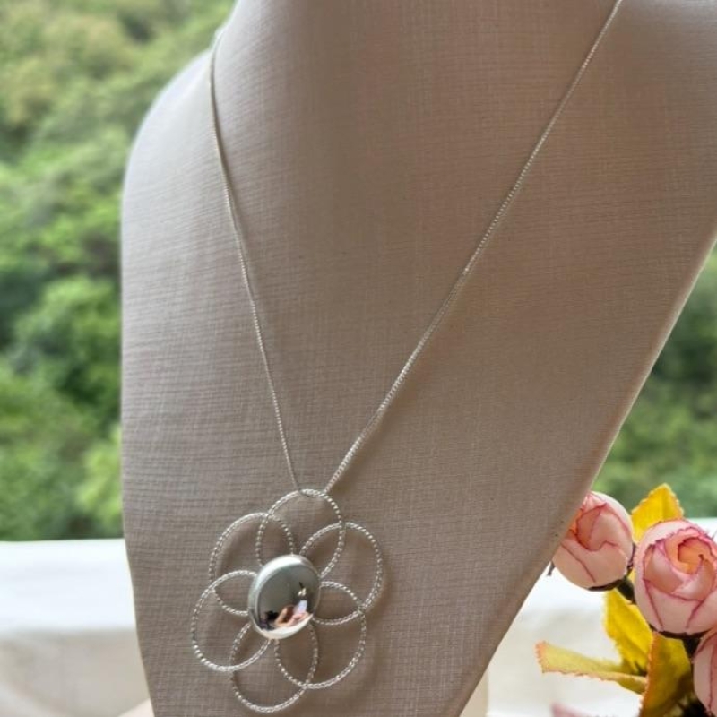 COLAR VENEZ. 45 CM FLOR GRANDE VAZADA B. PRATA