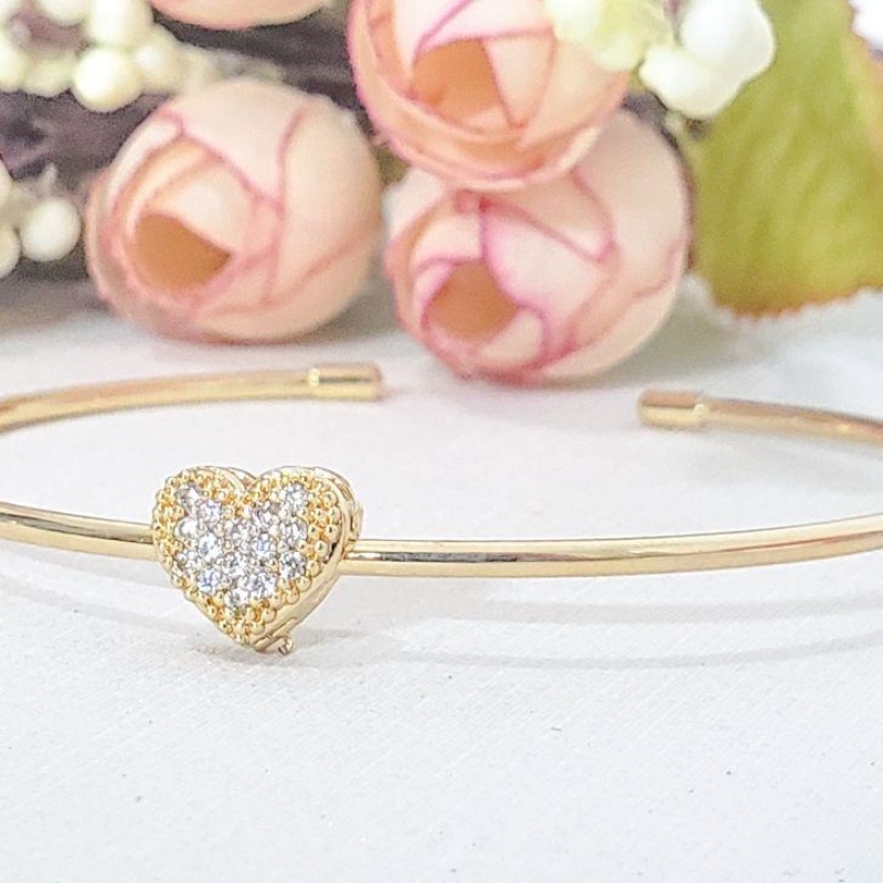 BRACELETE FININHO COM CORAÇÃO CRAVEJADO B. OURO