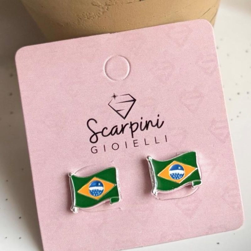 BRINCO BANDEIRA BRASIL C/ RESINA B. PRATA