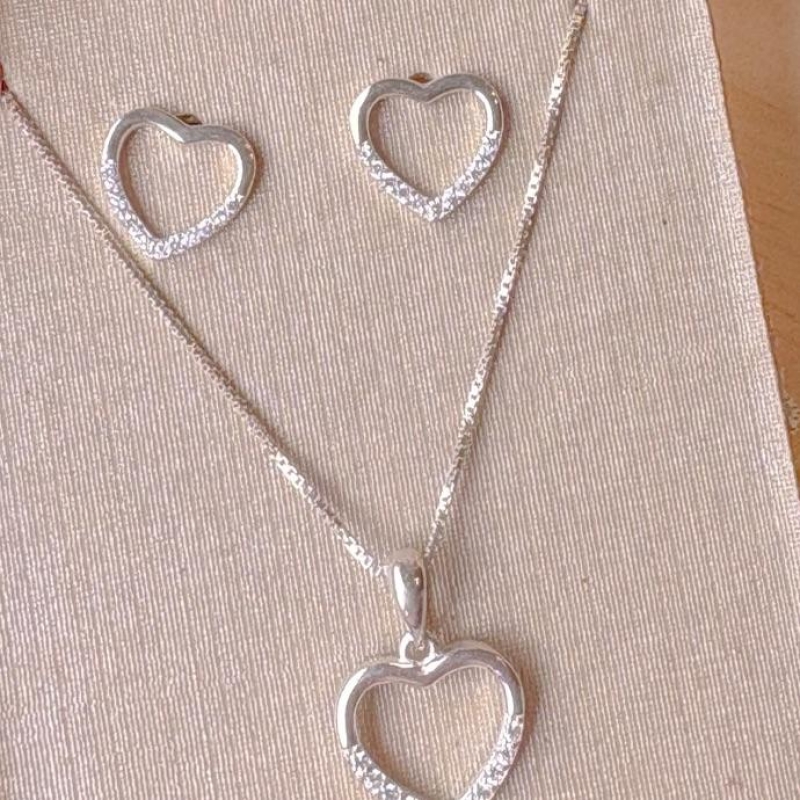 CONJUNTO 1 CORAÇÃO VAZADO METADE CRAVEJADO
