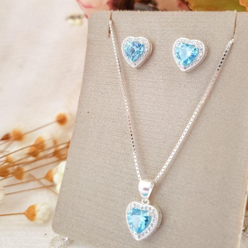CONJUNTO CORAÇÃO AZUL CLARO CRAVEJADO PRATA