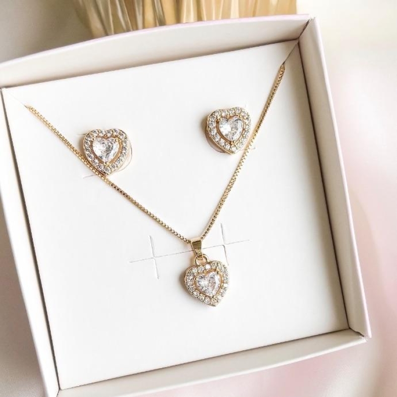 CONJUNTO LUXO CORAÇÃO CRISTAL CRAVEJADO B. OURO
