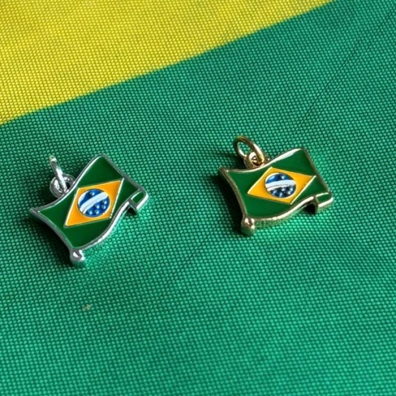 PINGENTE BANDEIRA BRASIL RESINA B. PRATA