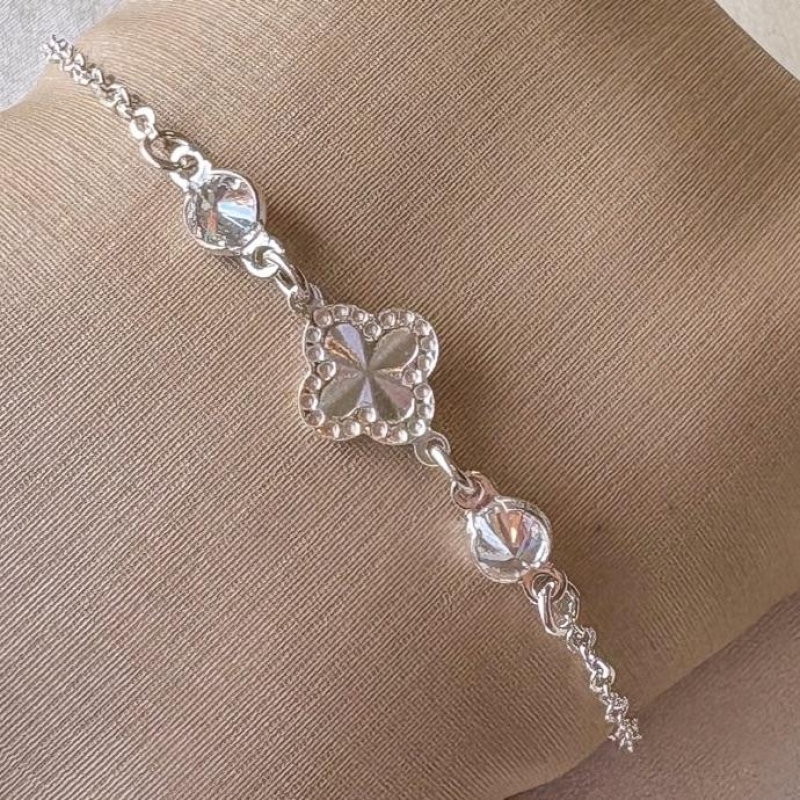 PULSEIRA PRATA 1 TREVO E 2 ZIRCÔNIAS CRISTAL