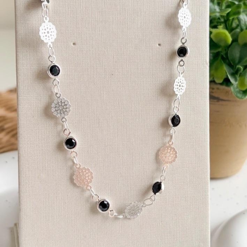 COLAR CHOKER MEDALHAS FLORES E PEDRAS PRETAS B. PRATA