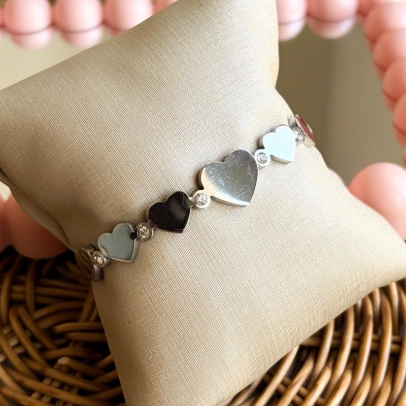 BRACELETE AÇO CORAÇÕES LISOS E PEDRAS