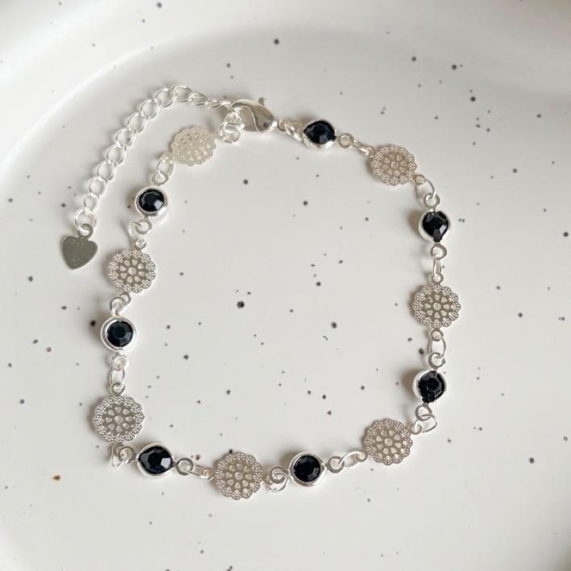 PULSEIRA MEDALHAS FLORES E PEDRAS PRETAS B. PRATA