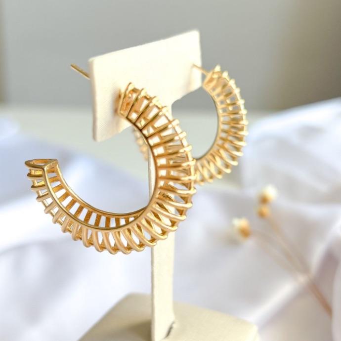 BRINCO ARGOLA GRANDE MEIO TUBO DETALHES VAZADOS B. OURO