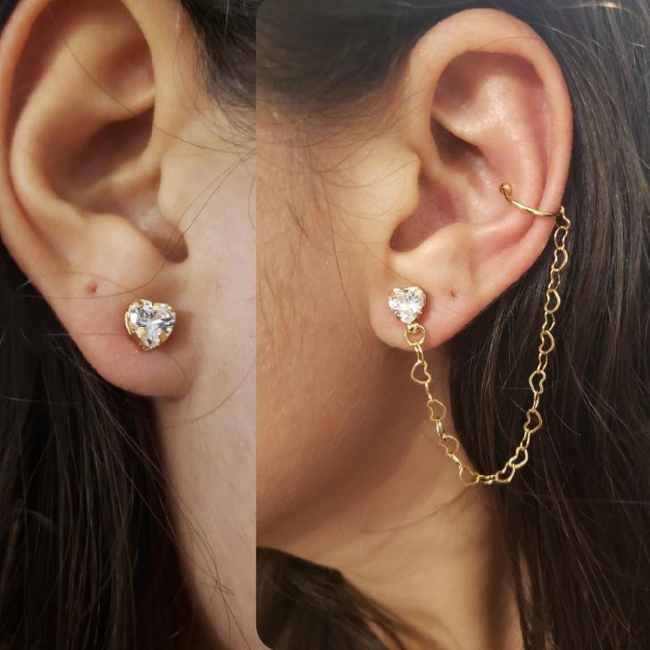 BRINCO EAR LINE ELOS CORAÇÃO C/ CORAÇÕES DE ZIRCÔNIA BANHO OURO 18 K