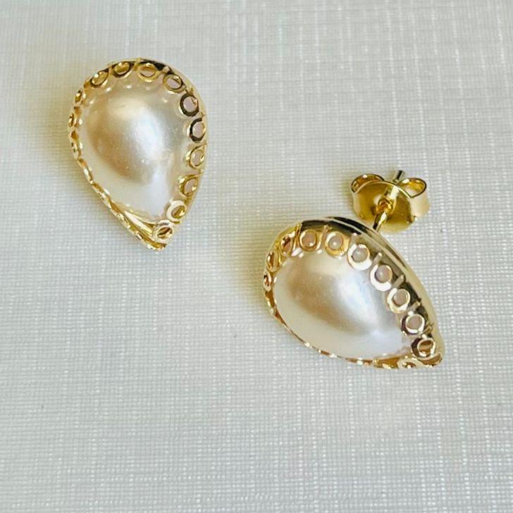 BRINCO FIXO PÉROLA FORMATO GOTA BORDA DE CÍRCULOS B. OURO