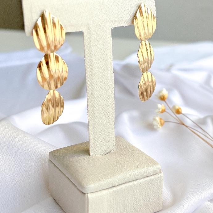 BRINCO ORGÂNICO PENDURADO 3 GOTAS ABAULADAS FRIZADAS B. OURO