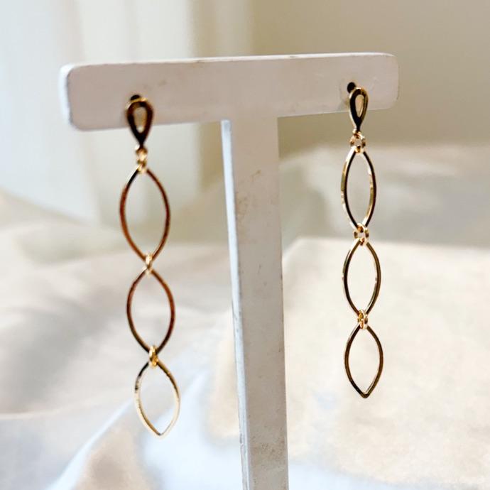 BRINCO PENDURADO ESTILO FOLHAS VAZADAS B. OURO