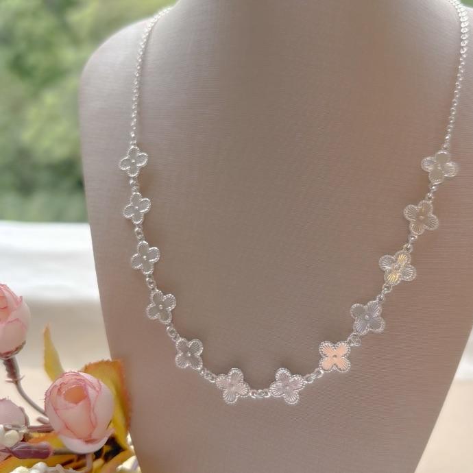 CHOKER TREVOS CONTINUO CHAPAS B. PRATA
