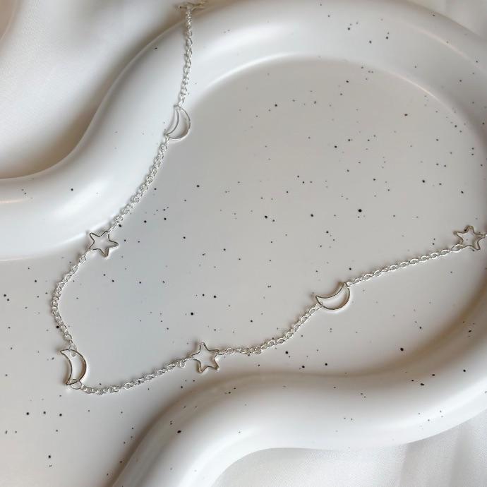 COLAR 80 CM LUAS E ESTRELAS VAZADAS B. PRATA