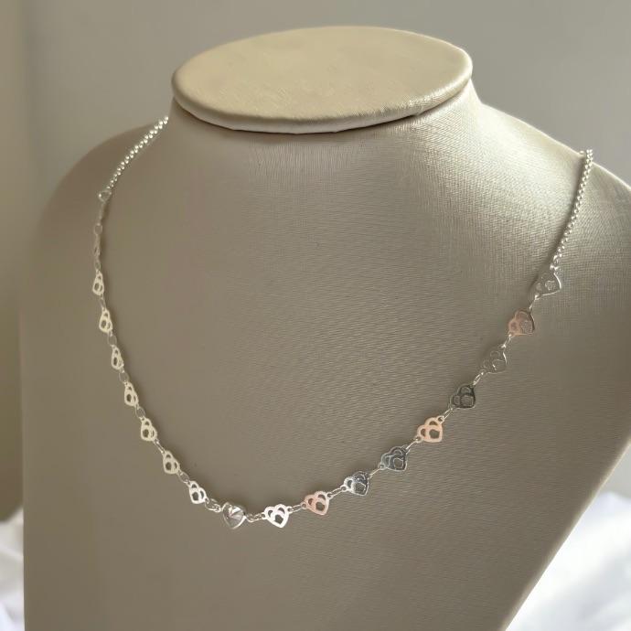 COLAR CHOKER CHAPAS CORAÇÕES DETALHES E CORAÇÃO DE ZIRCONIA CENTRAL B. PRATA