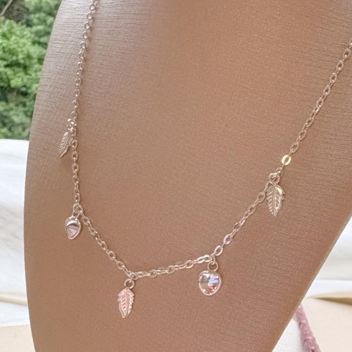 COLAR CHOKER CORAÇÕES DE ZIRCONIA E FOLHAS PENDURICALHO
