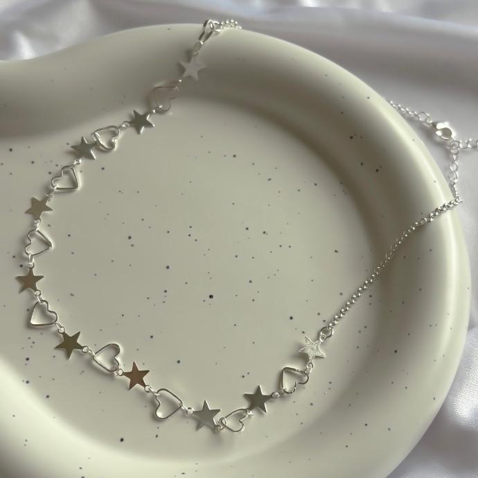 COLAR CHOKER ESTRELAS LISAS E CORAÇÕES VAZADOS CONT. B. PRATA