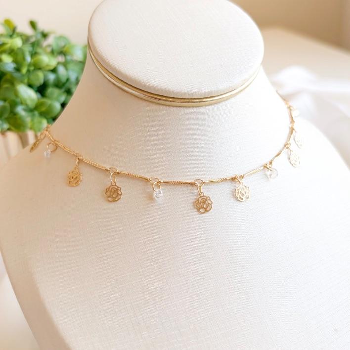 COLAR CHOKER FIO PALITO E ROSAS PENDURICALHO B. OURO