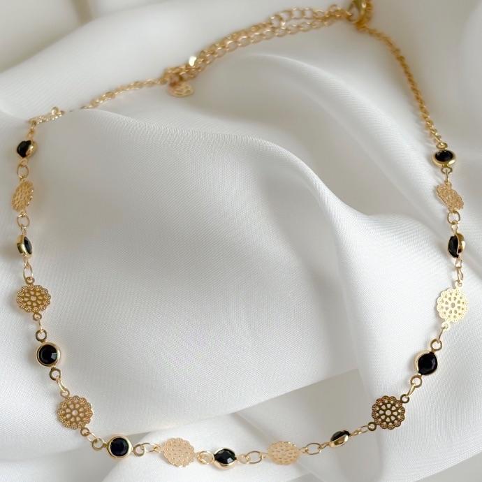 COLAR CHOKER MEDALHAS FLORES E PEDRAS PRETAS B. OURO