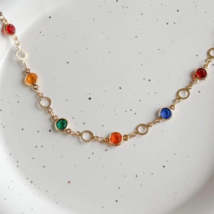 COLAR CHOKER PEDRAS COLORS E CÍRCULOS VAZADOS DIAMANTADOS B. OURO