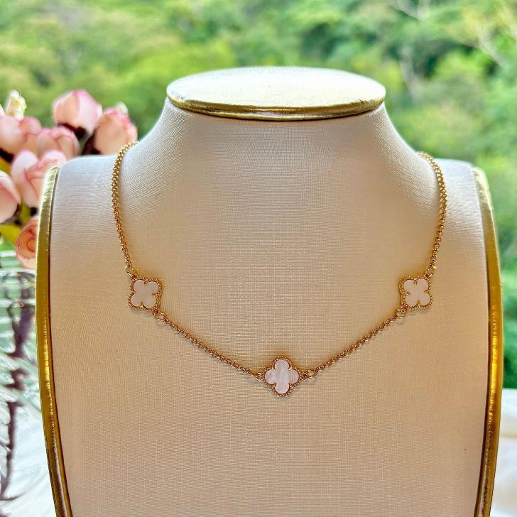 COLAR CHOKER TREVOS BRANCOS PEQ. B. OURO