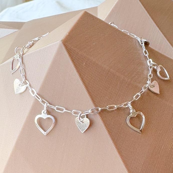 PULSEIRA PENDURICALHO CORAÇÕES VAZADOS E PREENCHIDOS PRATA