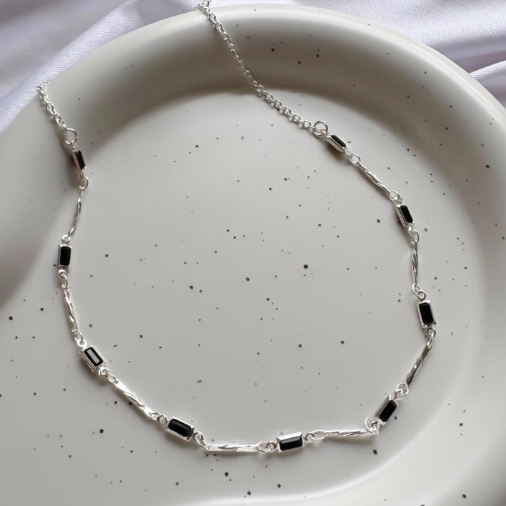 COLAR CHOKER PALITOS DIAMANTADOS E RETANGULOS PEDRAS PRETAS B. PRATA