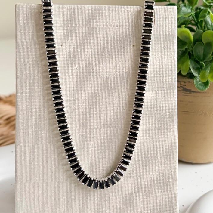 CHOKER RIVIERA PEDRAS QUADRADAS PRETAS B. PRATA