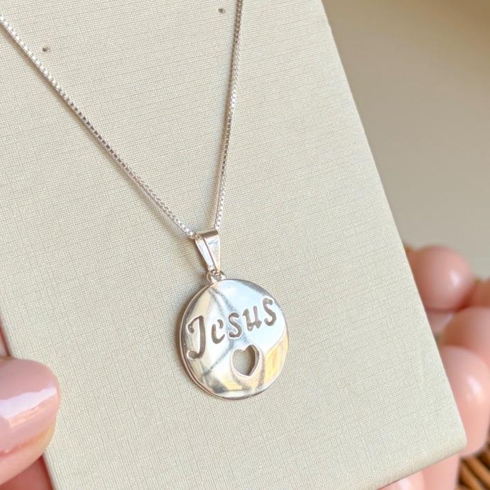 COLAR MEDALHA REDONDA JESUS E CORAÇÃO VAZADO B. PRATA