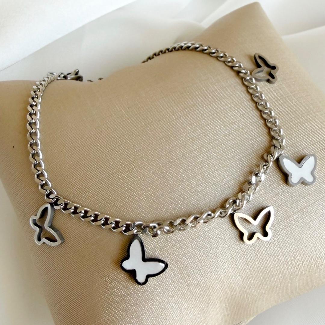 PULSEIRA AÇO BORBOLETAS VAZADAS E MADRE PEROLA PENDURICALHO
