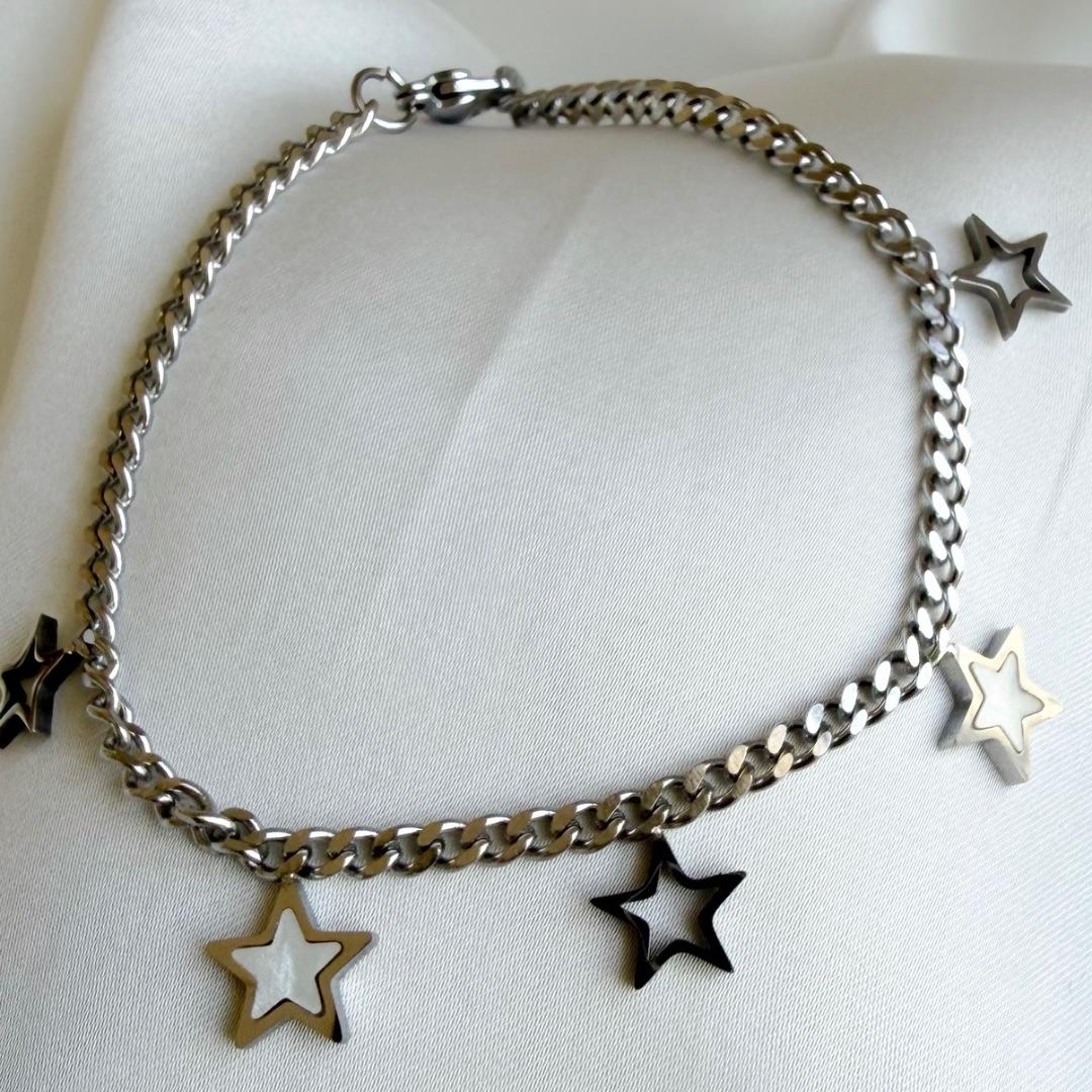PULSEIRA AÇO ESTRELAS VAZADAS E MADRE PEROLA PENDURICALHO