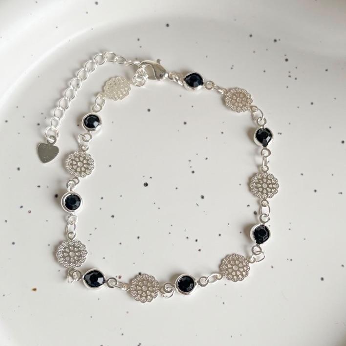 PULSEIRA MEDALHAS FLORES E PEDRAS PRETAS B. PRATA