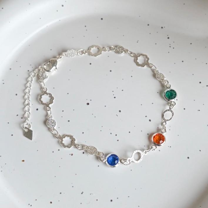 PULSEIRA PEDRAS COLORS E CÍRCULOS VAZADOS DIAMANTADOS B. PRATA